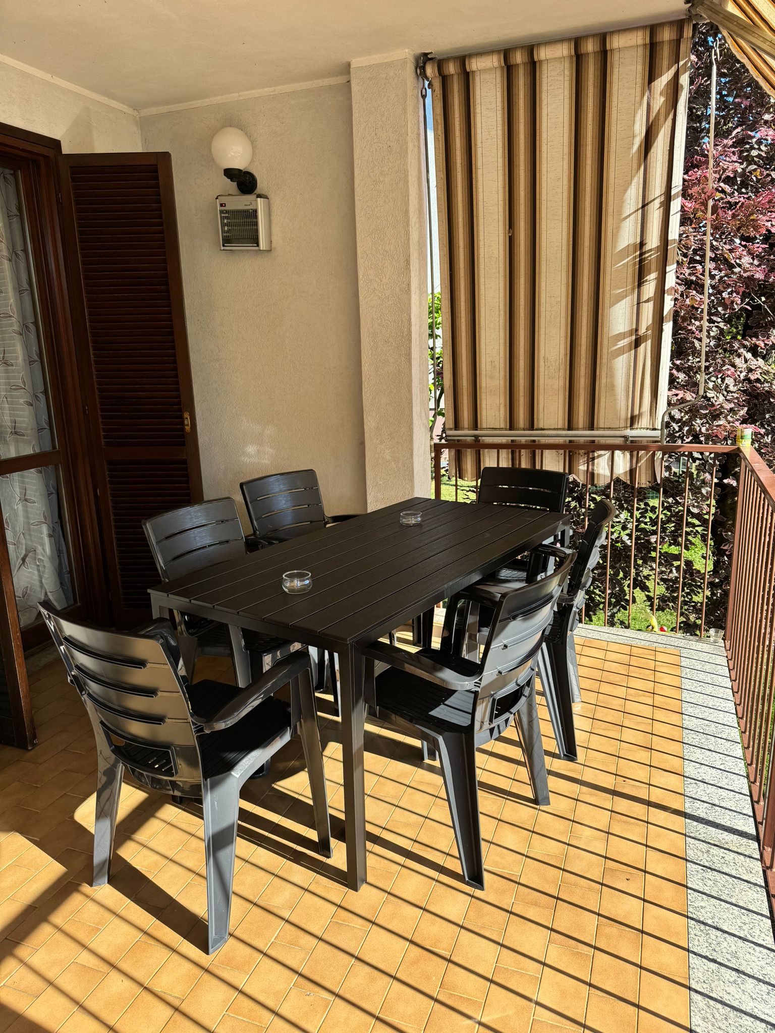 Set da giardino Tavolo Thomas in acciaio e polietilene + 6 sedie Anita in polipropilene antracite - 7