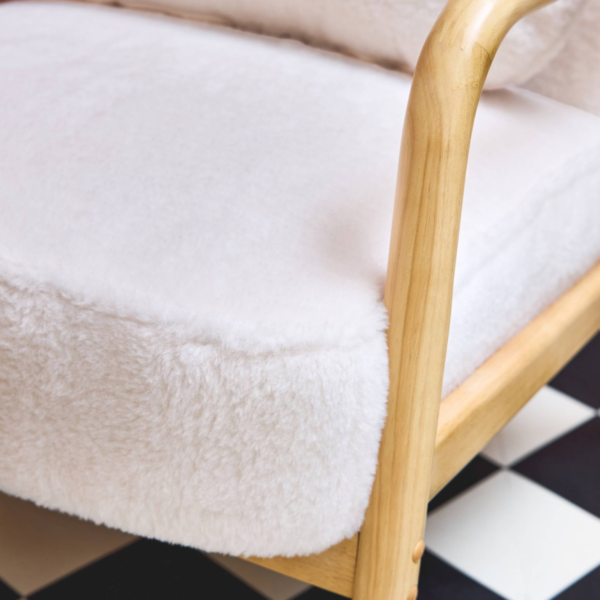 Fauteuil scandinave arrondi bois d'hévéa et tissu effet fausse fourrure AMELIE - 4