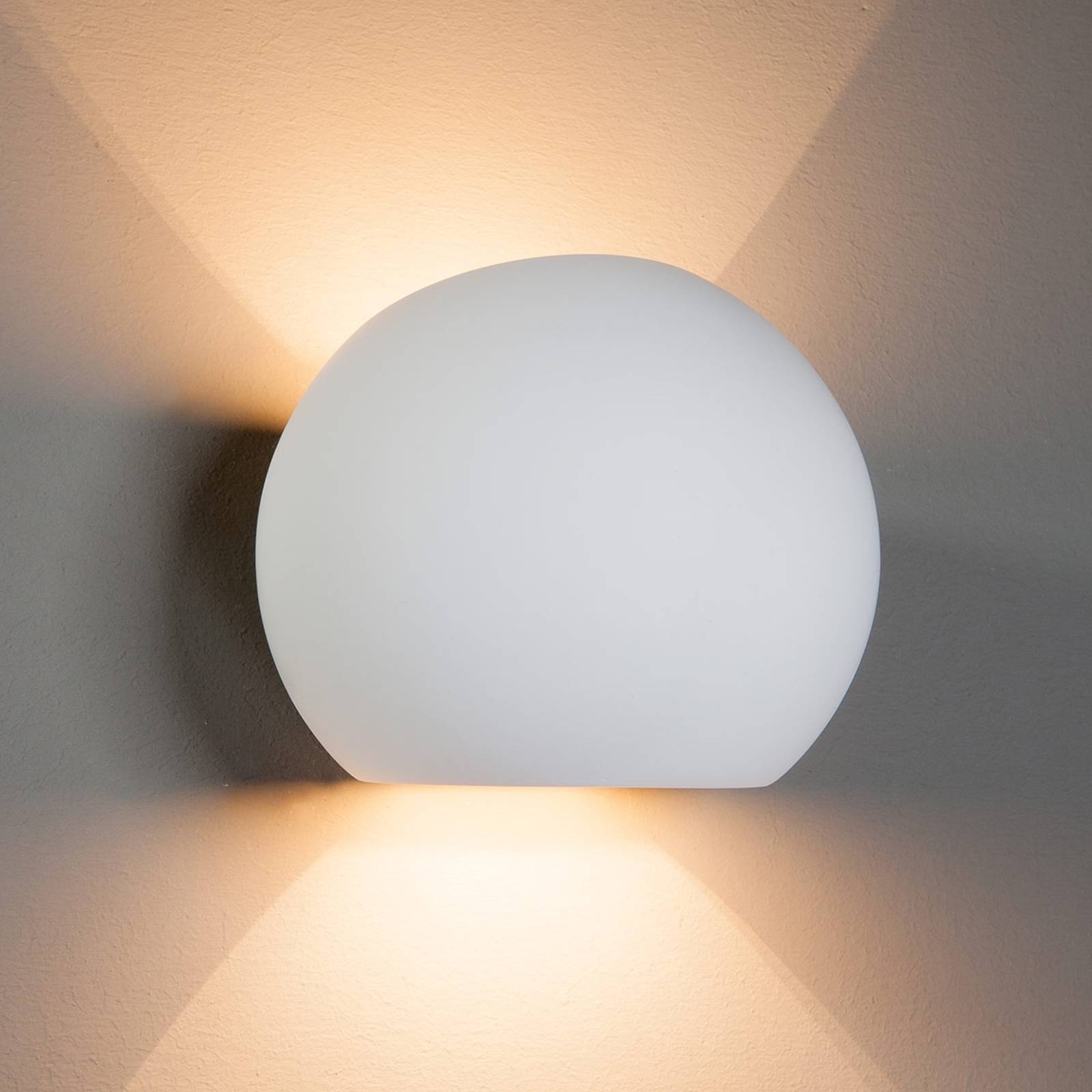 Applique Da Parete Moderna Con Globo In Vetro Bianco Latte - Lampada LED Per Corridoio, Camera, Soggiorno, Bagno - 1 Portalampada E27, Colore Nero
