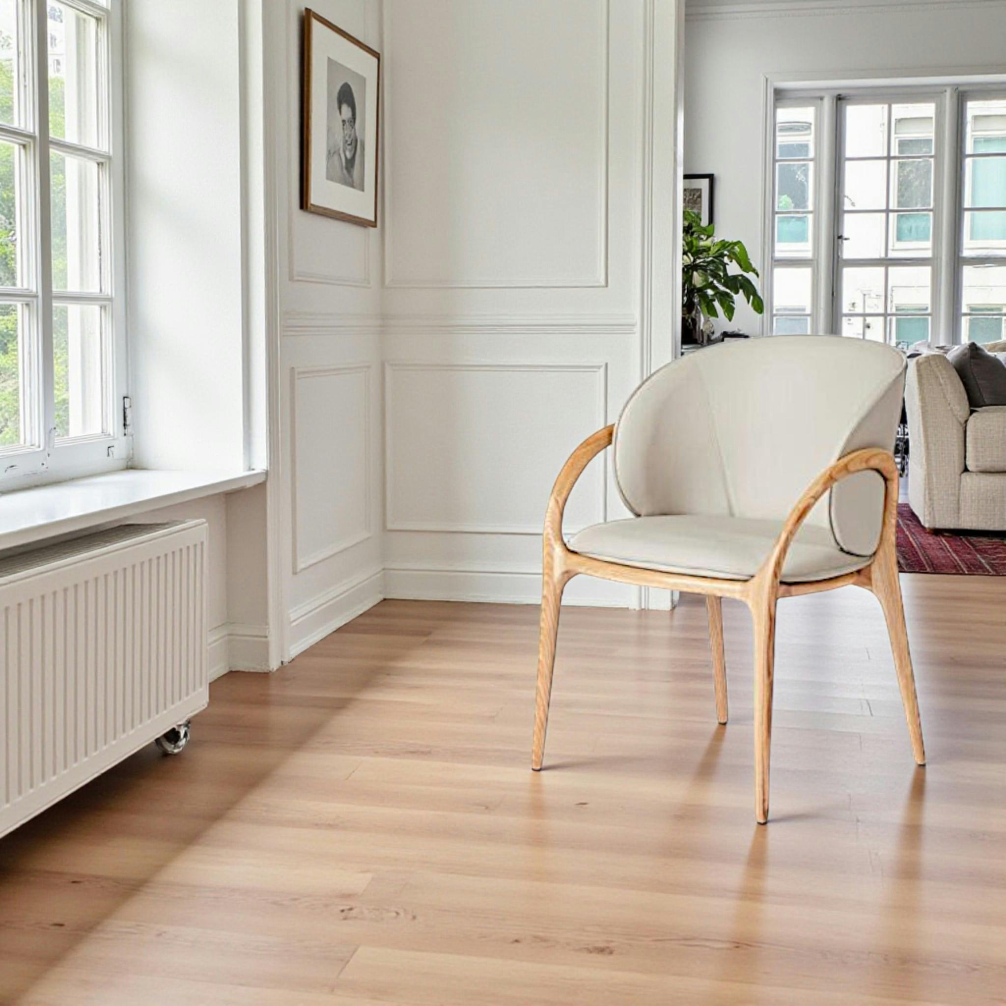 Chaise en cuir gris clair dos rond accoudoirs bois clair ALDER | Leroy ...