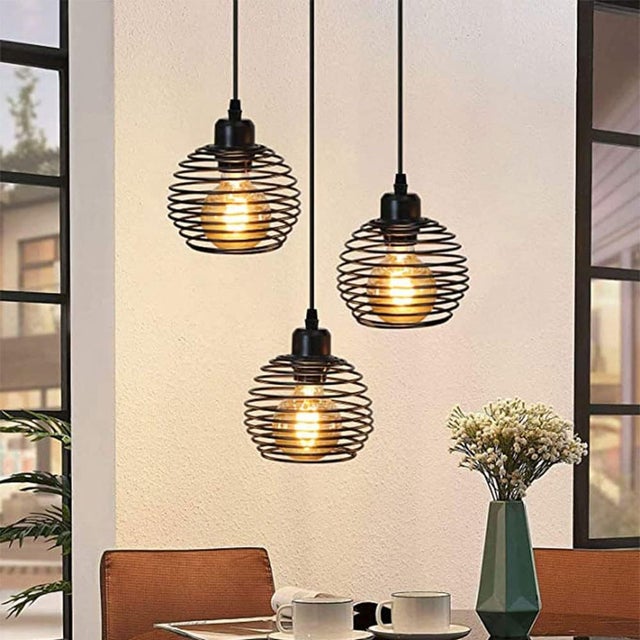 Lustre industriel rétro avec design creux. Plafonnier E27 pour salon, bar ou couloir. Livré sans ampoule.