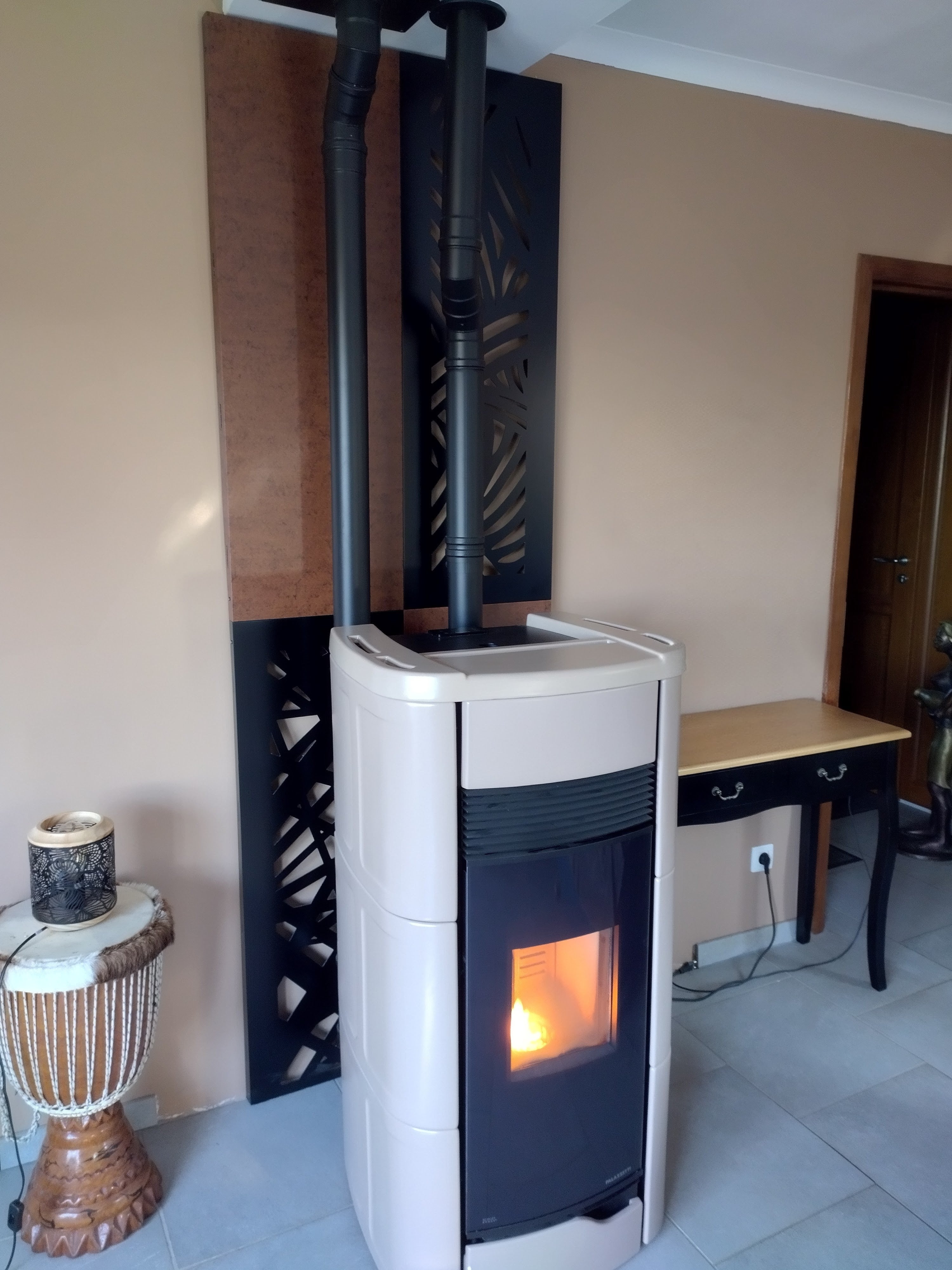 Plaque de protection murale Design Makala Noir + Effet ACIER KORTEN | Largeur 80 - Hauteur 120cm | deko-poele.fr - 3