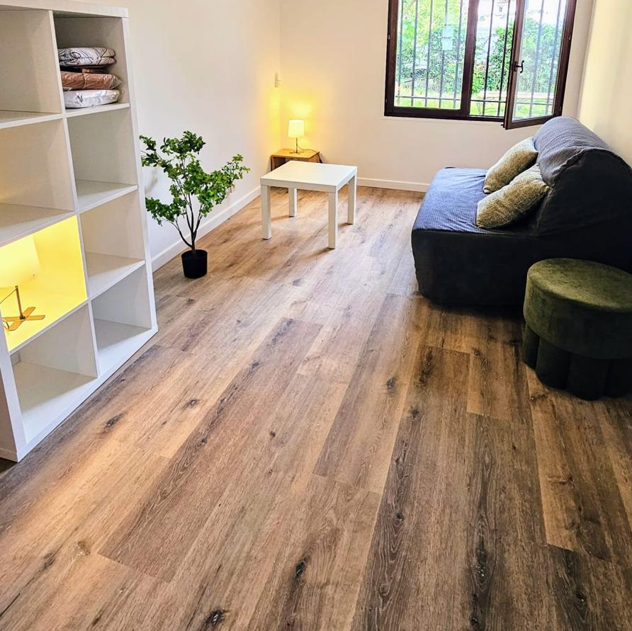 Lames PVC clipsable - sous couche intégrée- Ep. 5,5 mm - GARANTIE 20 ans- Imitation chêne foncé - Dimensions L 122 cm x l 23 cm - 6