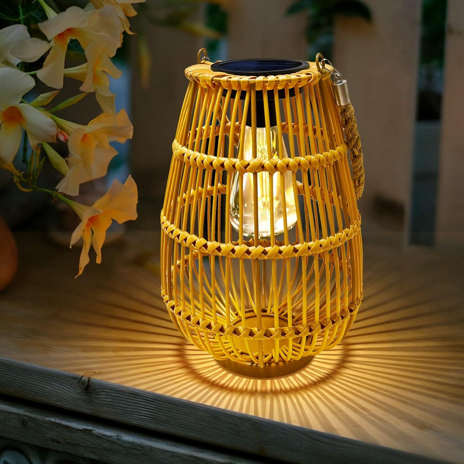 Éclairage Solaire d'Extérieur – Lustre en Rotin Décoratif – Lanterne Suspendue ou à Poser – Résistant à l'Eau – Parfait pour Jardin, Cour, Balcon