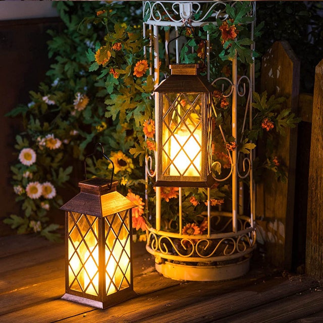 2 peças de candeeiro suspenso movido a energia solar, vela cintilante sem chama, luz LED, lanterna solar para mesa, pátio, relvado, decoração exterior