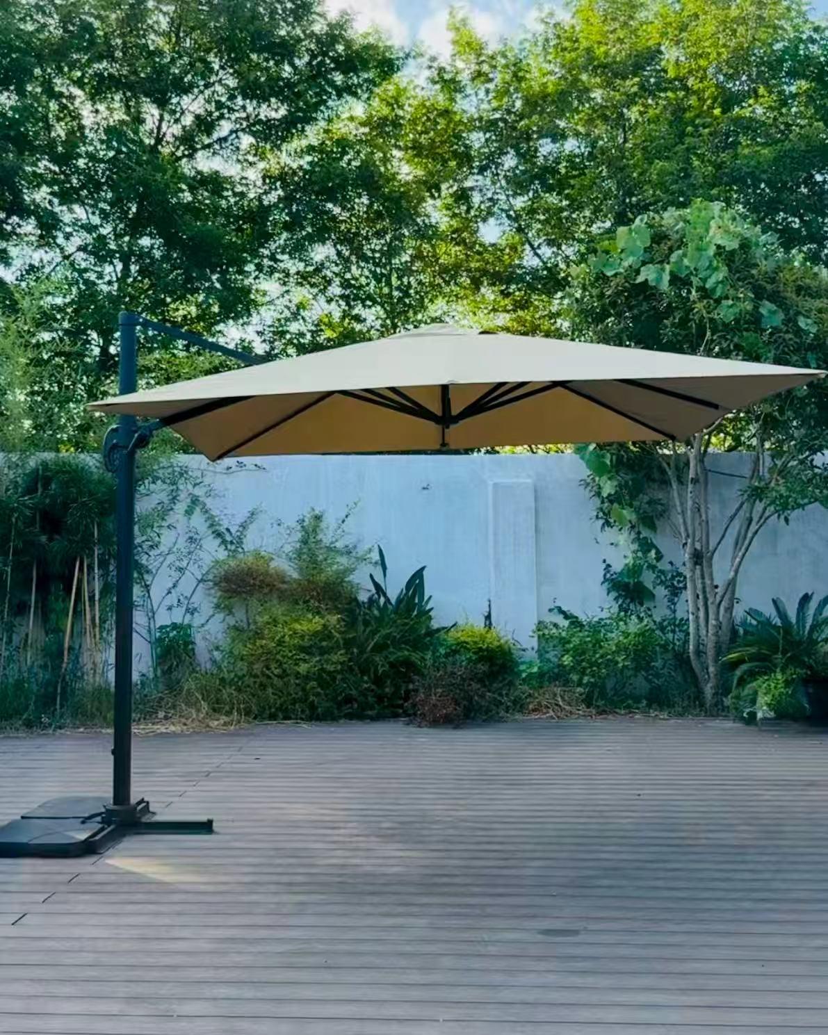Parasol z ramieniem 3x3 m, obrotowy 360°, wodoodporny materiał poliestrowy PA, podstawa krzyżowa.