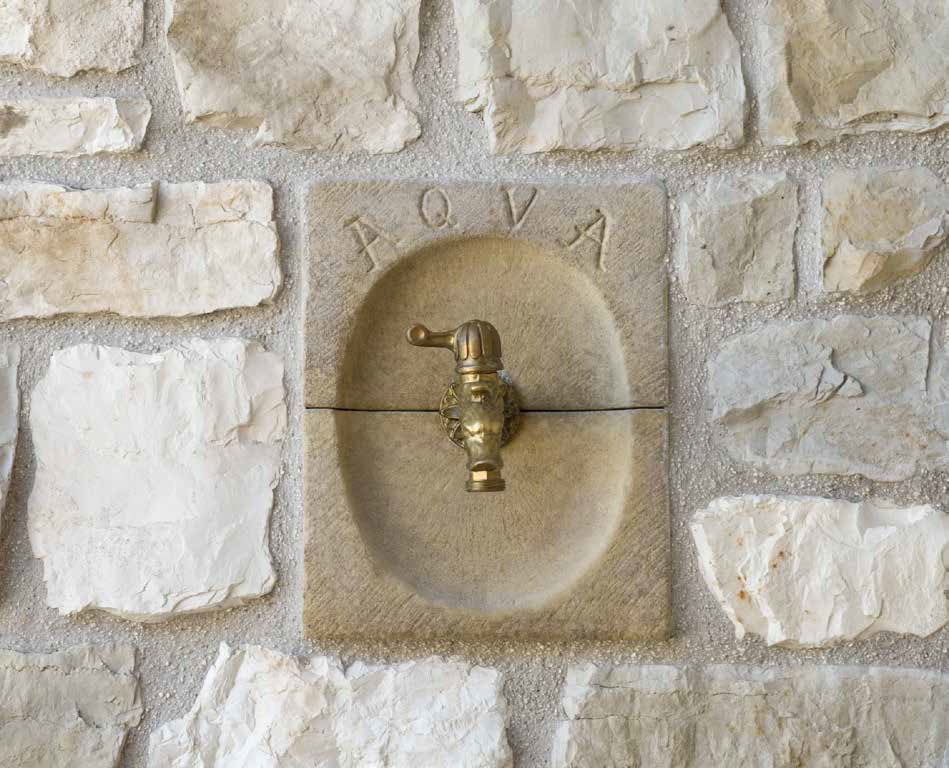 Rosone in pietra ricostituita, per rubinetto da esterno | Colore sabbia | mm250x310| Il rubinetto non è incluso | Unità di vendita: 1 pezzo - 4