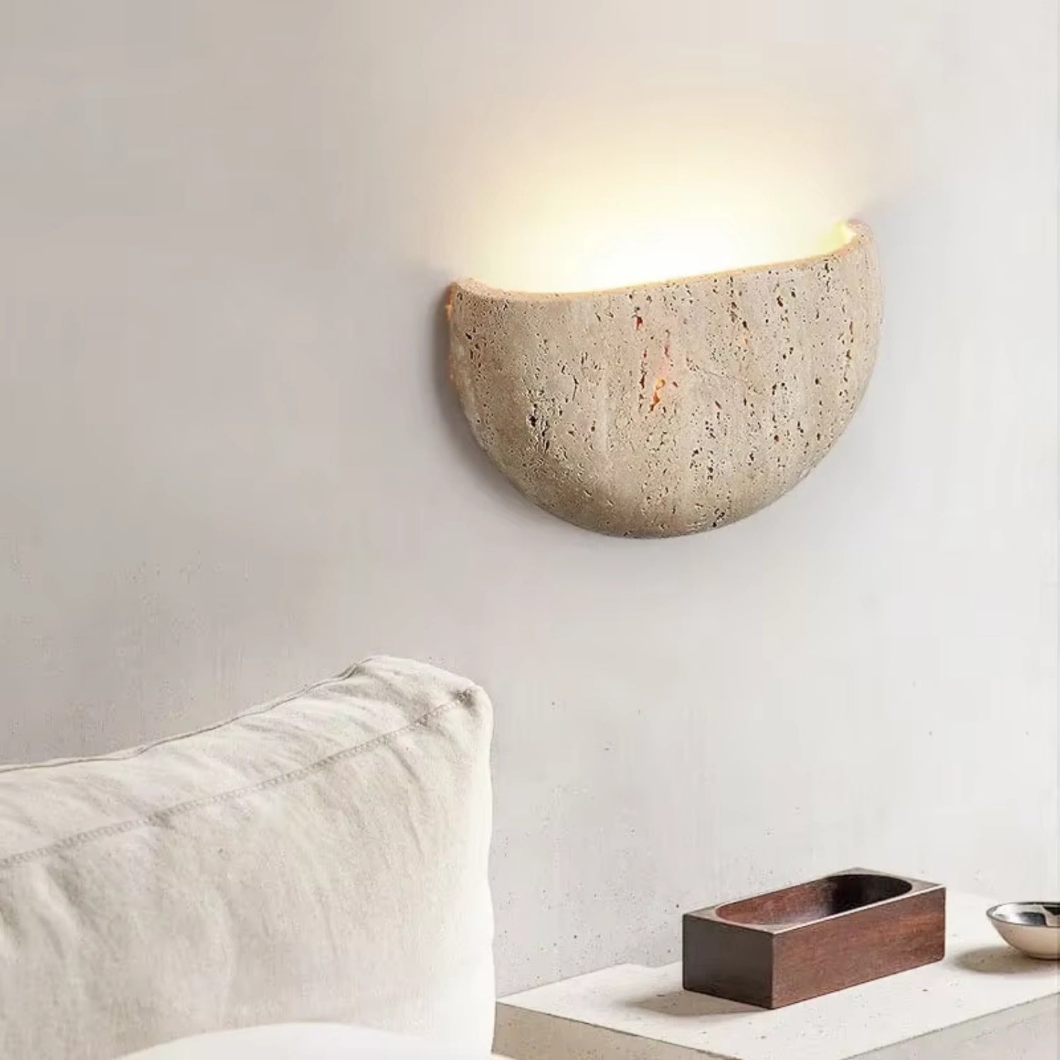 Aplique de pared interior de travertino sientice— luz blanca, diseño semicircular — lámpara de pared decorativa para dormitorios y salas de estar