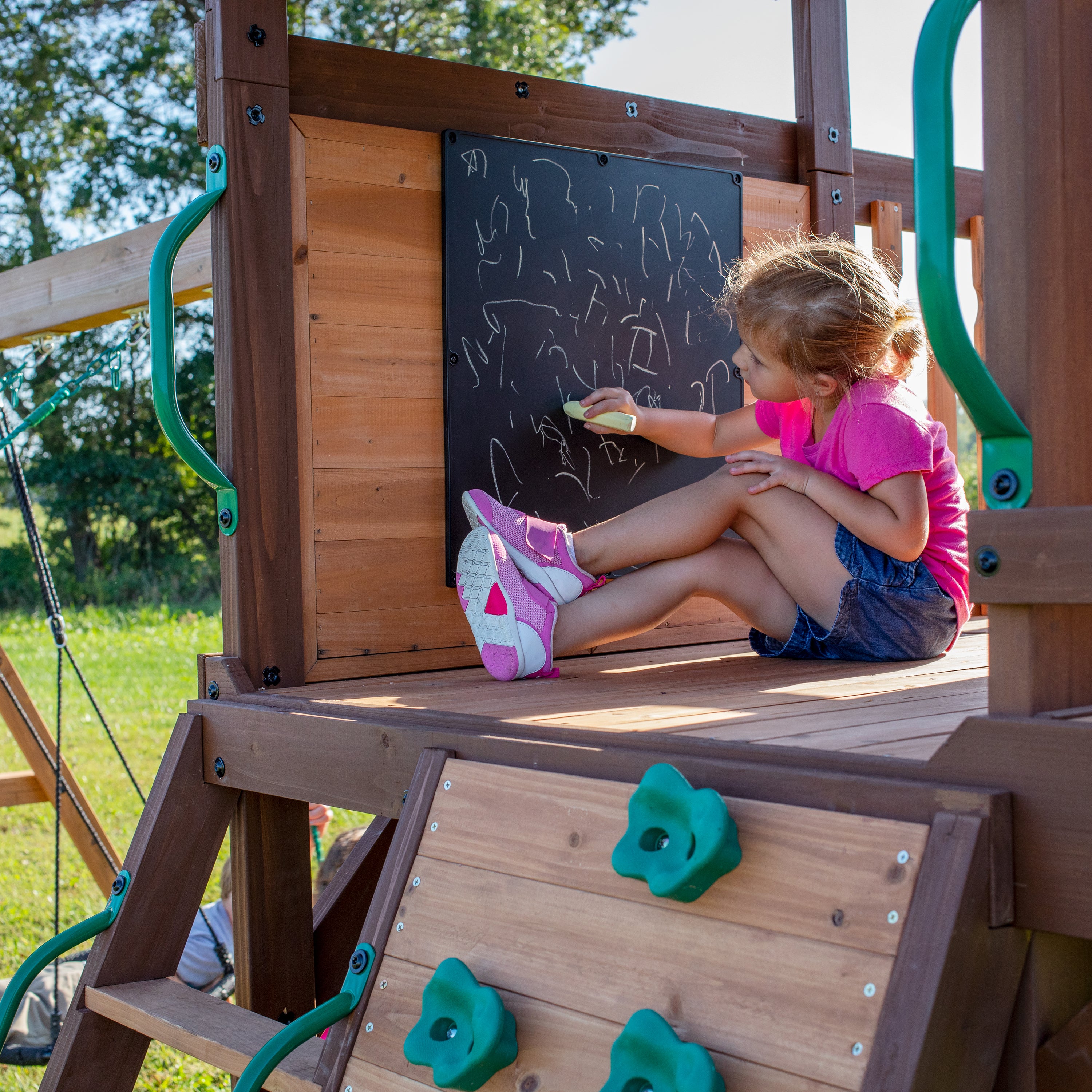 Maisonnette en bois de Cèdre / Cabane pour enfant avec Balançoires, Toboggan, Double Mur d'Escalade, Banc | Backyard Discovery Cedar - 5