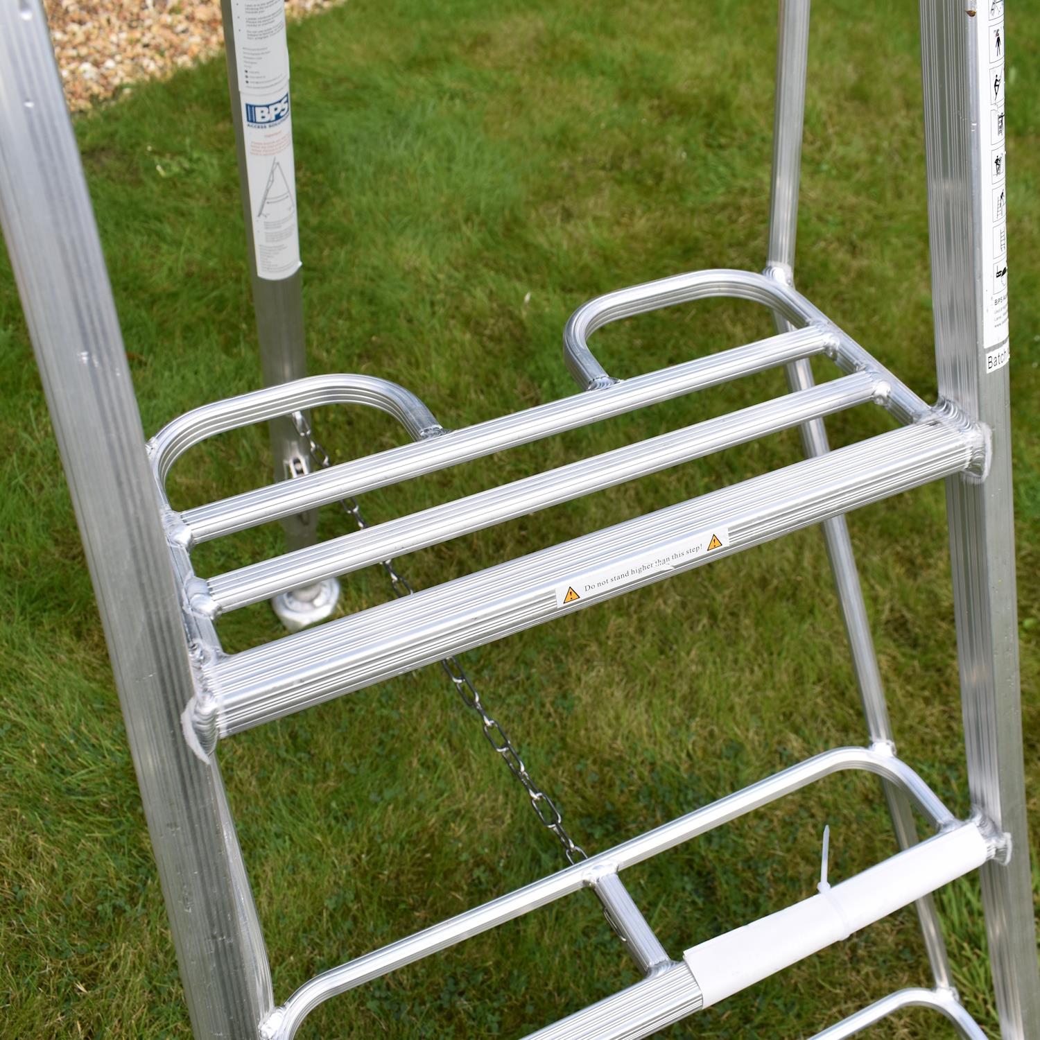 Garden Master® Échelle Tripode Plateforme 1 Pied Réglable | 150 kg Load | EN131 | Clips Auto | Pieds Griffe + Caoutchouc – 3 Marches | 1,8 m - 4