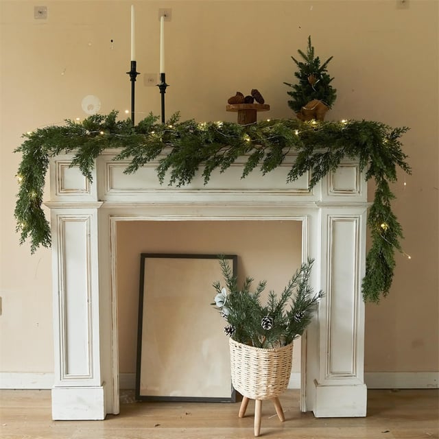 Sosnowy wianek bożonarodzeniowy z lampkami LED i sztucznymi kwiatami, idealny do kominka, salonu, na patio, jako dekoracja.