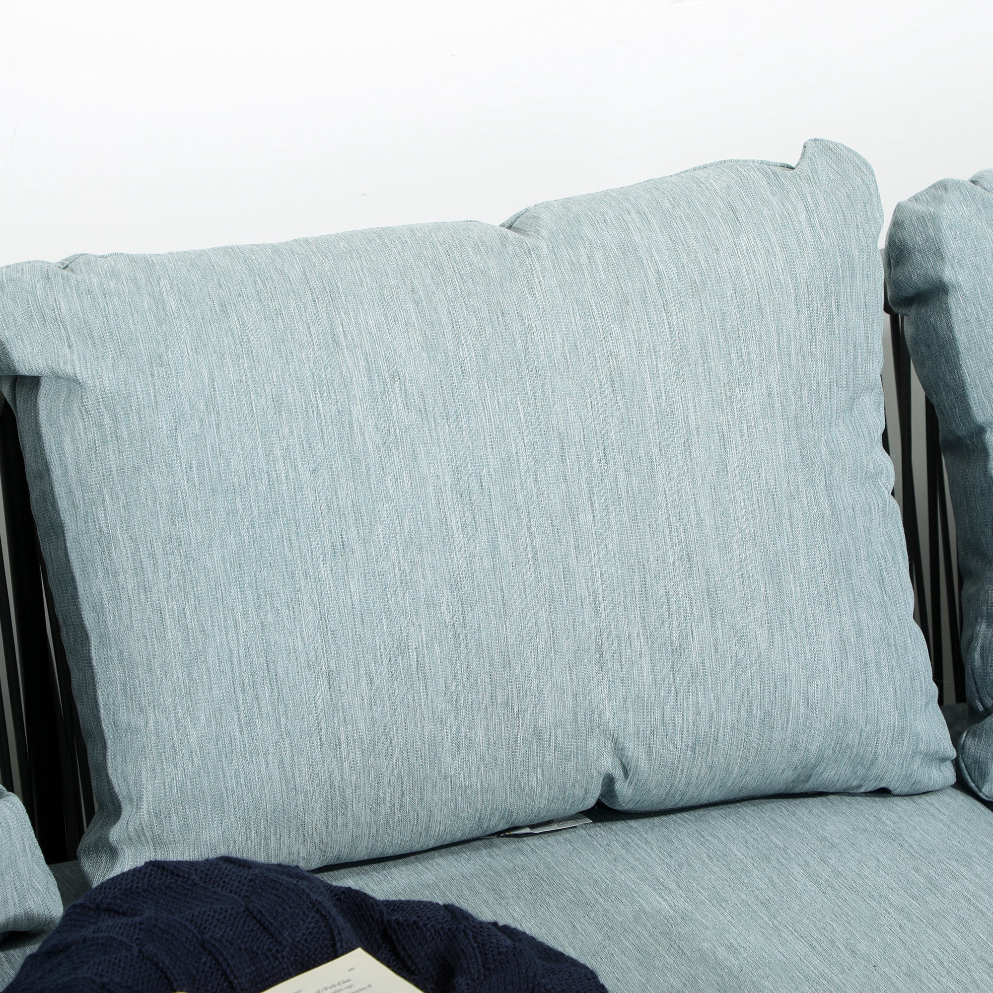 Un ensemble de mobilier de jardin en rotin quatre pièces, comprenant des chaises rembourrées, deux causeuses, un canapé d'angle et une table basse ; u - 7