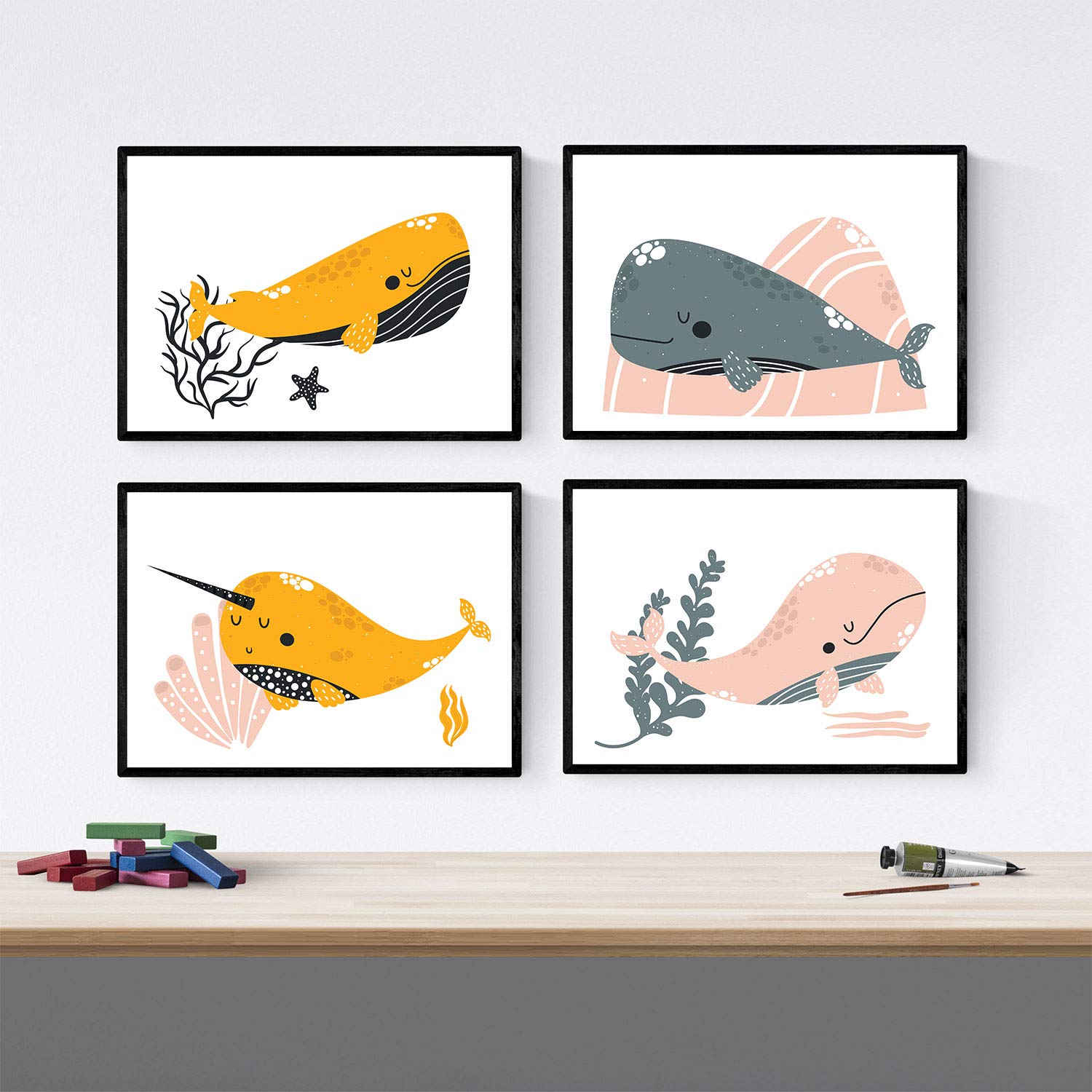 Pack de cuatro posters con ilustraciones de ballenas láminas con imágenes infantiles de ballenas ballenas en el fondo del mar naranja gris y rosa