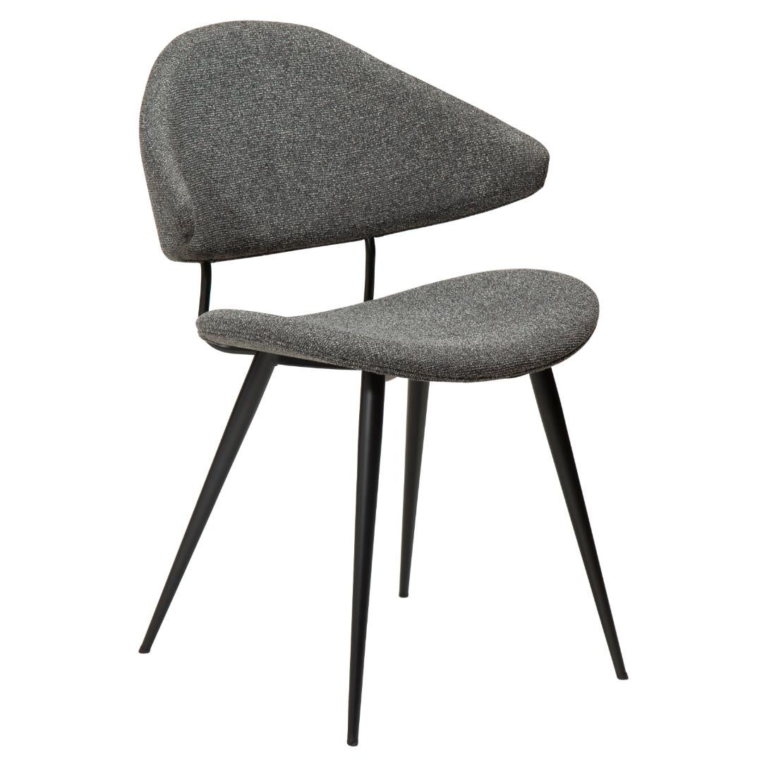 Napoleon Dan-Form krzesło stołowe z podłokietnikami bouclé ciemnoszary.