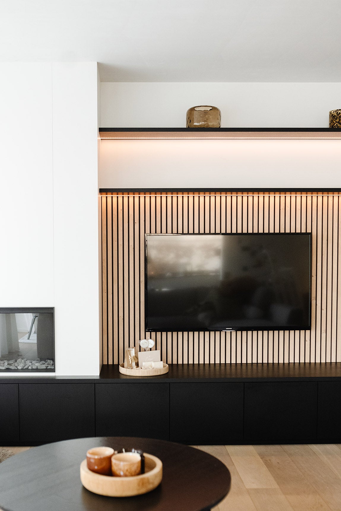 Lot de 2 demi-panneaux mural décoratif lamelles MDF chêne clair fond noir 1250 x 287 x 20 mm-0,72 M2 PEFC 70% - 5