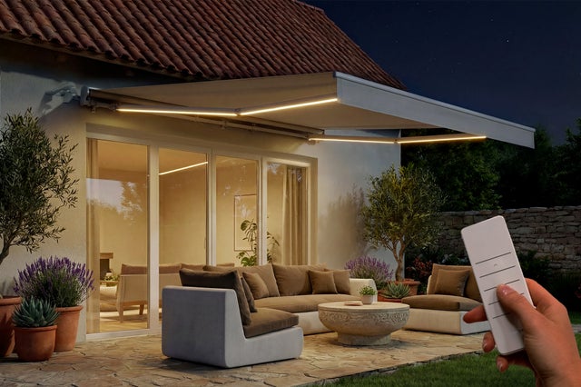 Toldo motorizado FAZZIO 4x3m estrutura branca semi-cassete com LED e tecido bege