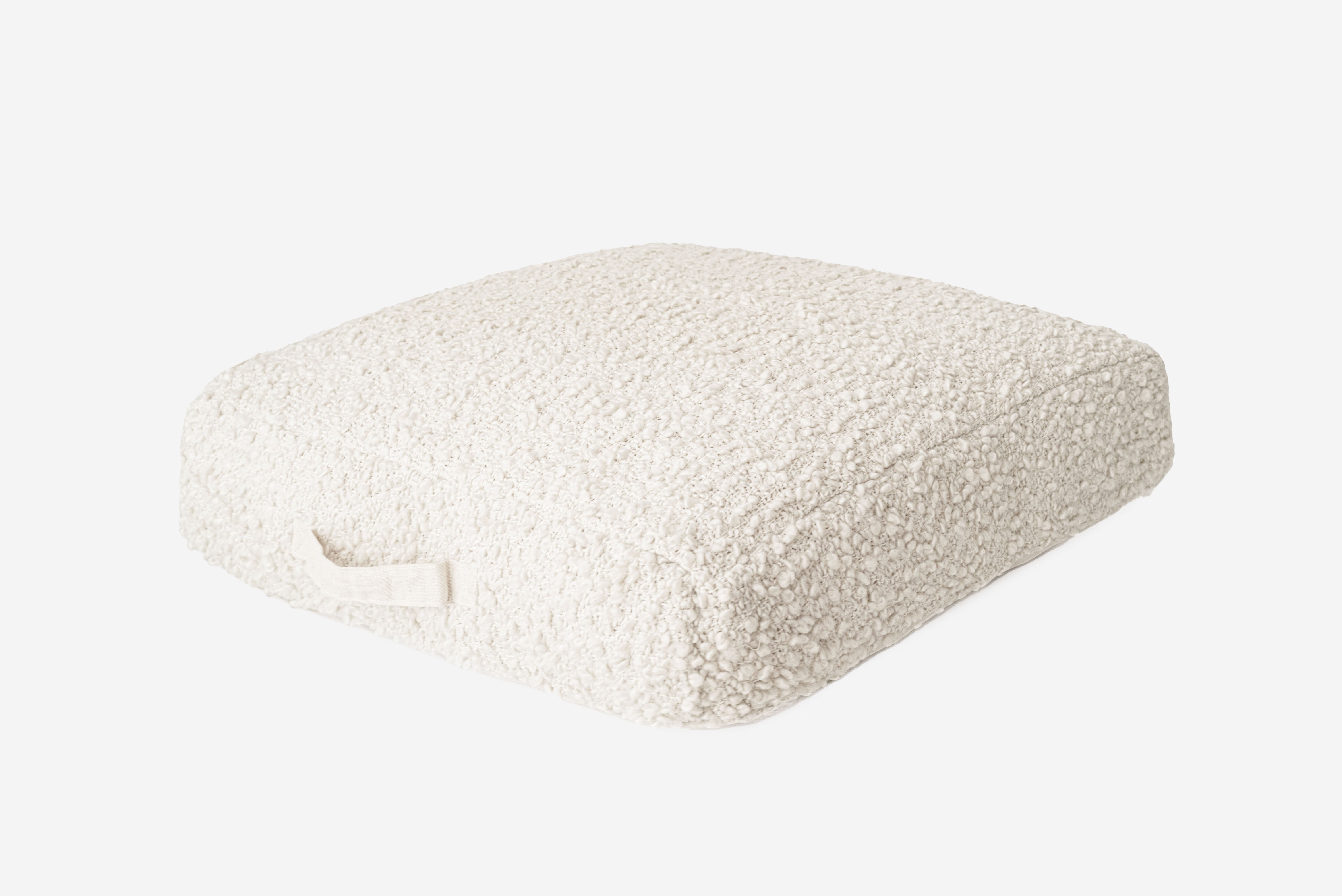 Pufa bawełniana bouclé 60x60x18 cm – Ręcznie wykonana, naturalna i z uchwytem
