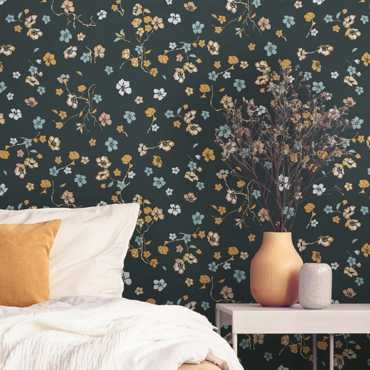 Tapeta kwiatowy wzór czarnym,żółtym,pomarańczowym,niebieskimIbiałym - 53 cm x 10.05 m - LIVINGWALLS