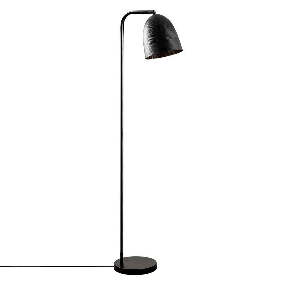 Lekko zakrzywiona lampa podłogowa Asney Nordic z regulowanym metalowym kloszem w kształcie czarnej kopuły i okrągłą podstawą ø32 cm