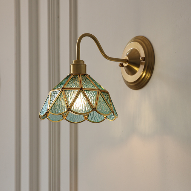 Kinkiet, lampka nocna w stylu vintage, mosiężna lampa ścienna z kloszem szklanym, lampa ścienna wewnętrzna z żarówką, ciepłe światło 3000K