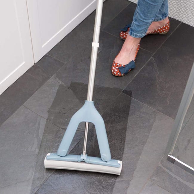 YORK Mocio Easy con spugna PVA assorbente – 34 cm | Pulisci i pavimenti senza mani bagnate e sporche | Set di mocio con secchio, manico telescopico | Leroy Merlin YORK Mocio Easy con spugna PVA assorbente – 34 cm | Pulisci i pavimenti senza mani bagnate e sporche | Set di mocio con secchio, manico telescopico | Leroy Merlin