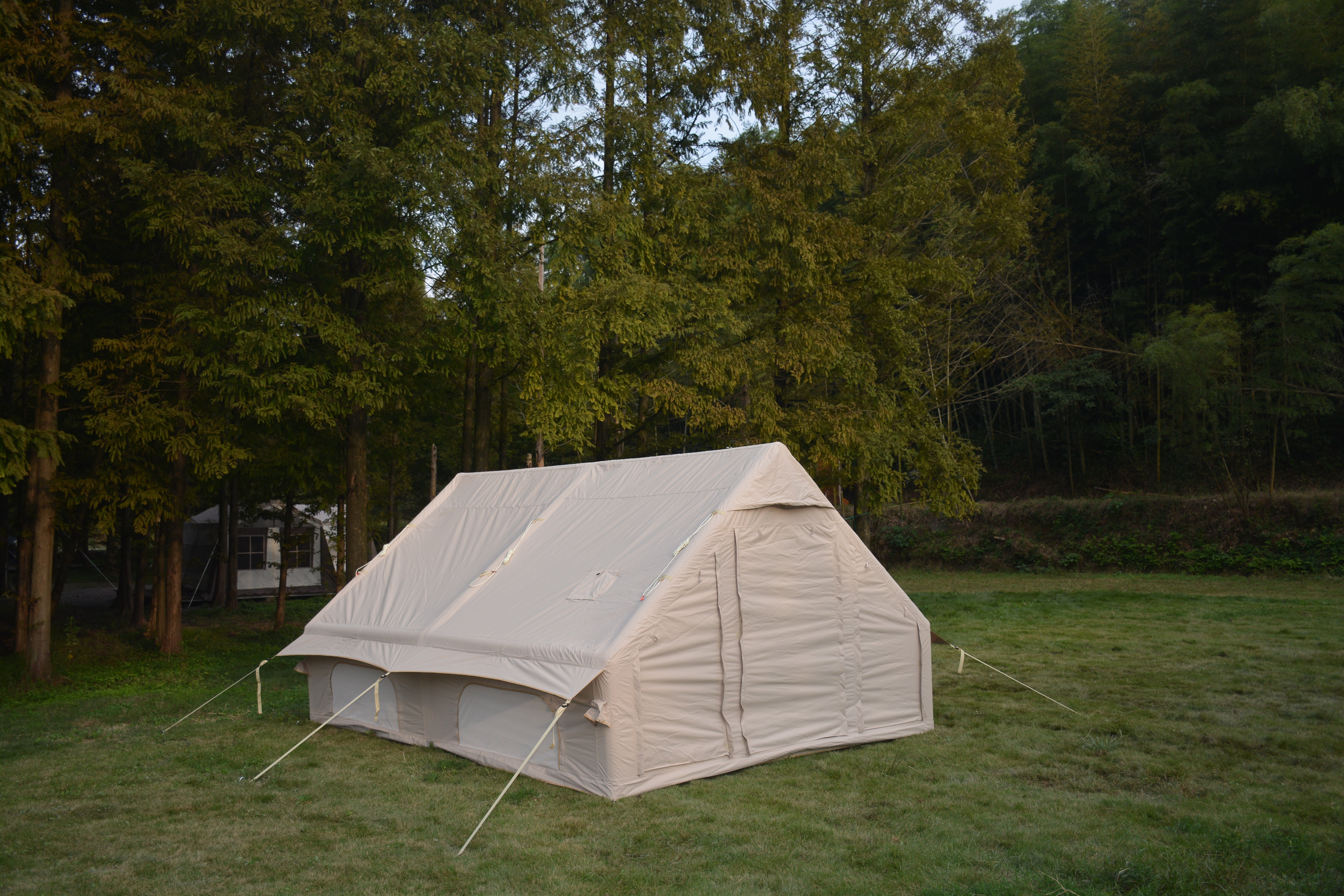 Grande maison gonflable sous tente - 5