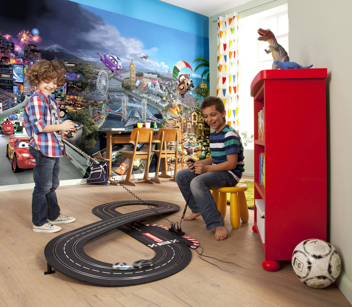 Papel pintado panorámico sobre papel de komar - disney cars world - talla: 368 x 254 cm