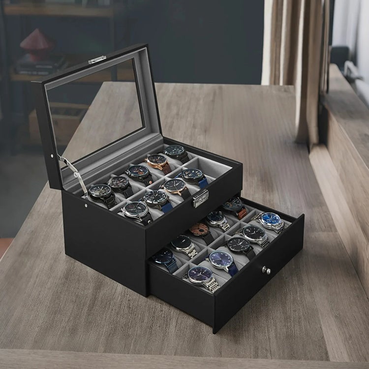 Porte moderne in legno con incisioni: Collezione Patio