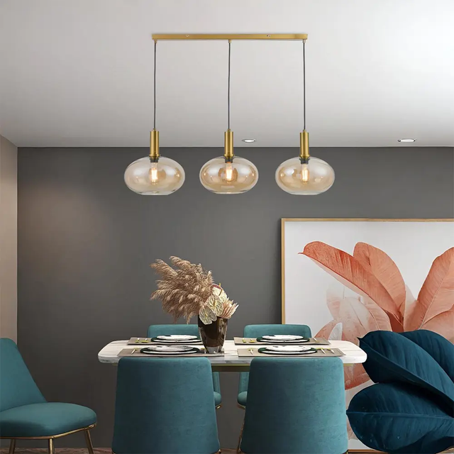 DekoArte - Lámpara colgante 3 luces E27 en latón cepillado y cristal ámbar – Ideal para salón, dormitorio o restaurante – 160 cm