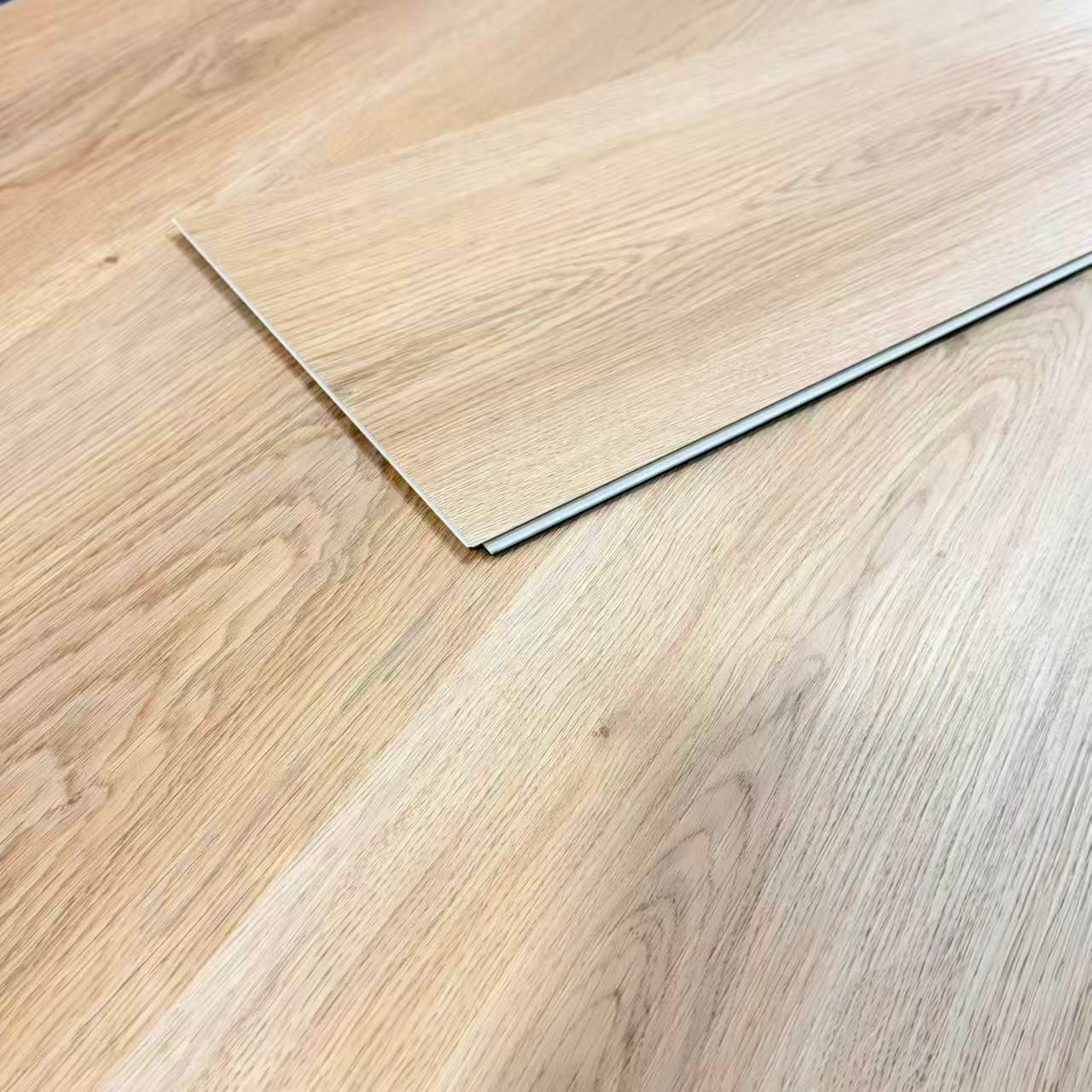 Sol PVC - Lames PVC clipsable avec sous couche intégrée- GARANTIE 20 ans -Ep. 5,5 mm- Bois clair - Dimensions L 122 cm x l 23 cm - 5