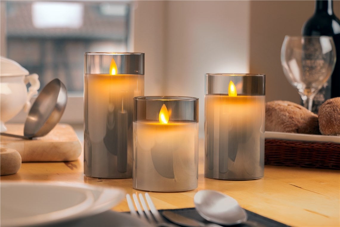 Set di 3 candele a LED in vera cera con fiamma 3D e timer 4/8h, diametro 7,5 cm, altezza 13,5 cm, 15,5 x 17,5 cm, funzionamento a batteria: 2 x C 1,5 W (escluse