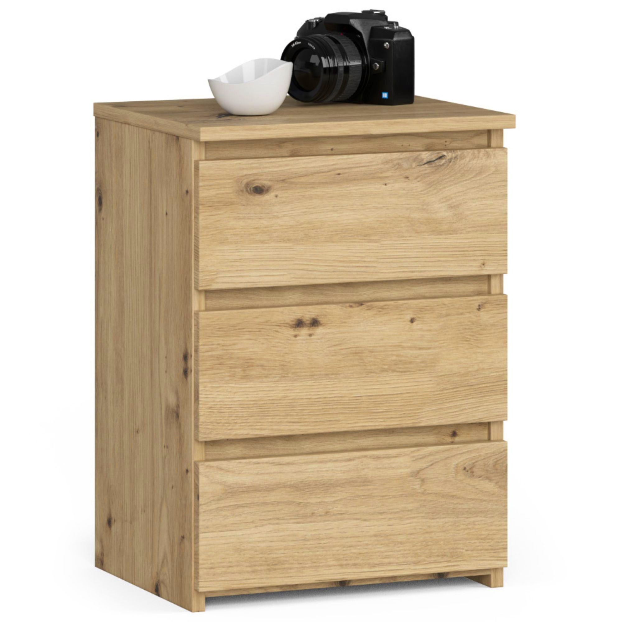 Stolik nocny: 3 szuflady, ręcznie wykonany dąb, szer.: 40 cm, wys.: 57 cm, gł.: 35 cm.