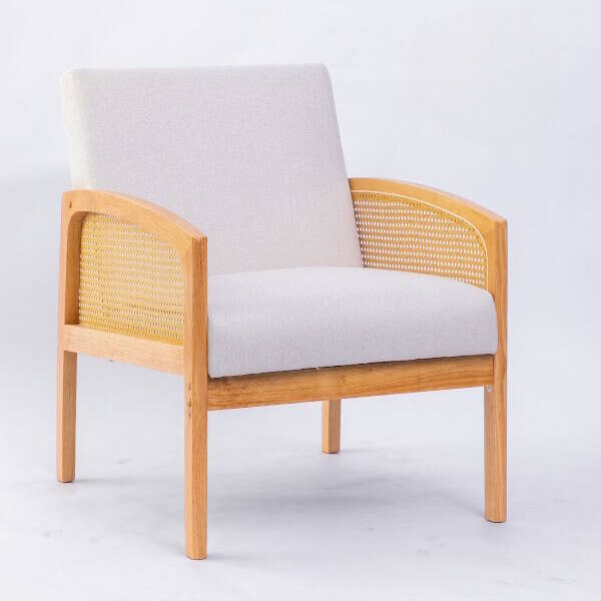 Butaca fija de estilo nórdico en tela beige – estructura de madera maciza y ratán, medidas: 65x81x85.5 cm, diseño elegante y confortable