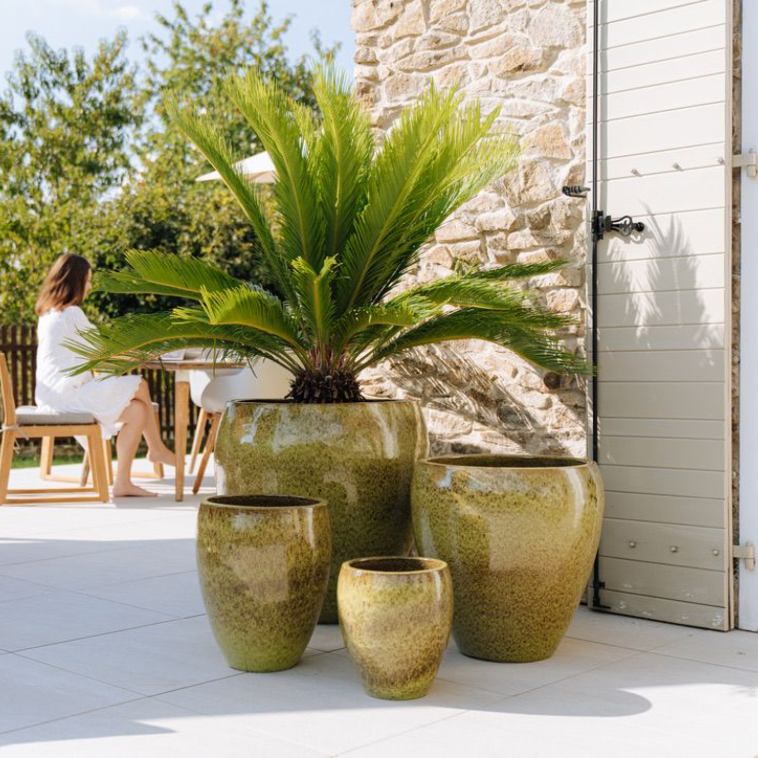 Pot grande taille d'extérieur LAFONTAINE 30x45cm vert lac, fait main en terre cuite émaillée, résistant au gel - 3