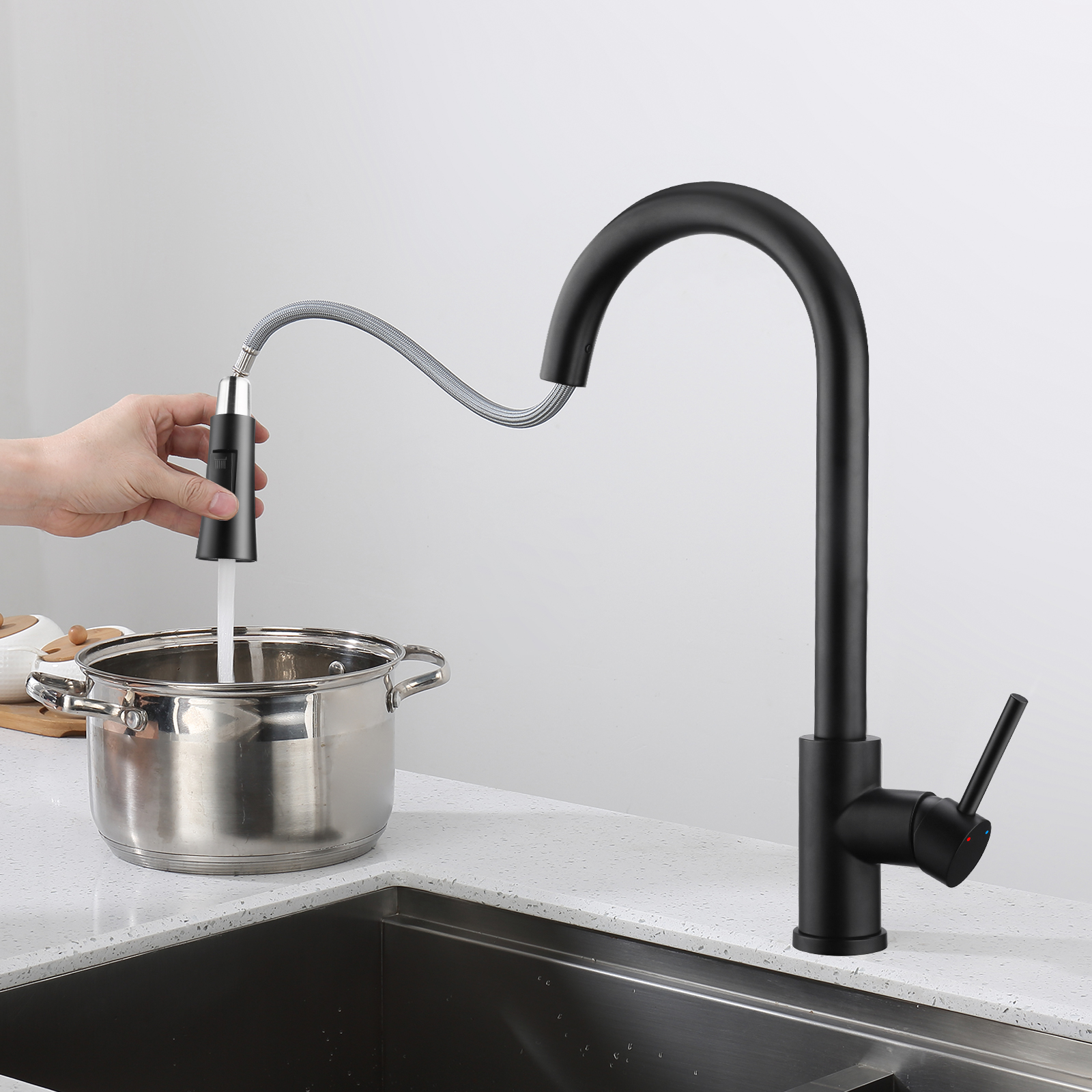 LOVHAUS Czarna bateria kuchenna, obrotowa o 360°, z wysuwaną głowicą natryskową, bateria z wysokim łukiem i 2 trybami natrysku.