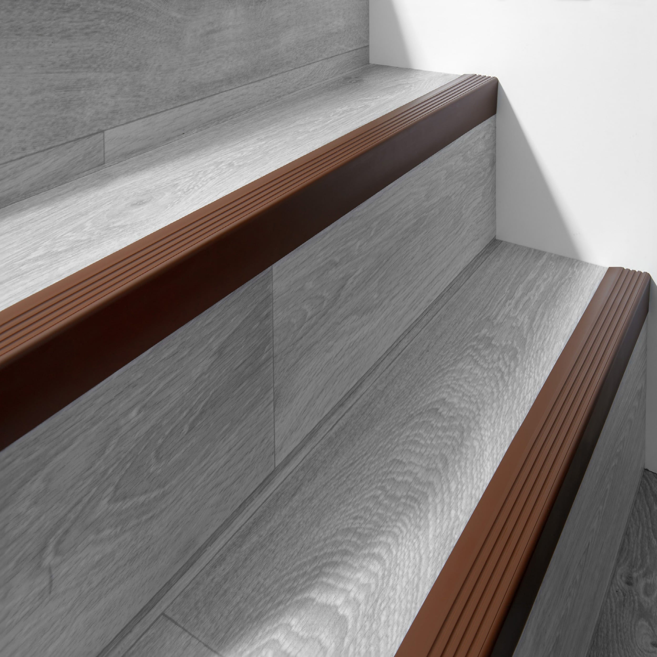 Samoprzylepny profil schodowy 50x42 mm PVC na krawędzie stopni z ryflowaniem - 90 cm, mosiądz