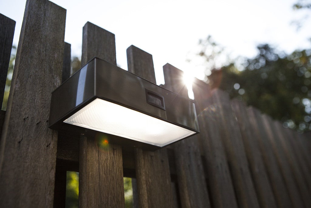 Kinkiet solarny z czujnikiem ruchu BRICK LED 2W Neutralna biel 150lm srebrno-biały wym:4,8x9,5x18cm IP44 Lutec