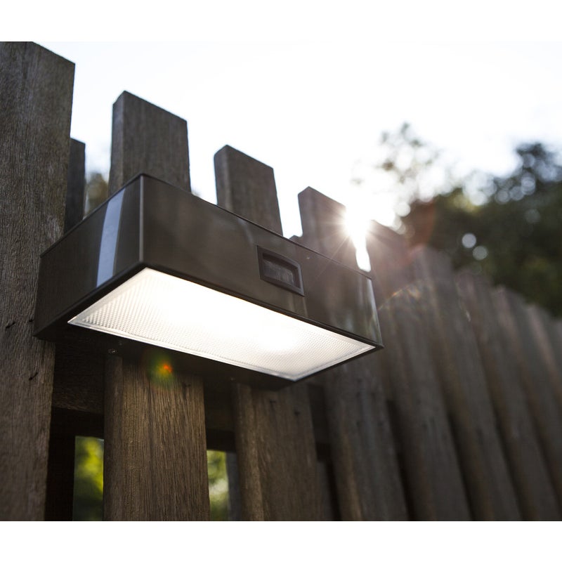 Kinkiet solarny z czujnikiem ruchu BRICK LED 2W Neutralna biel 150lm srebrno-biały wym:4,8x9,5x18cm IP44 Lutec