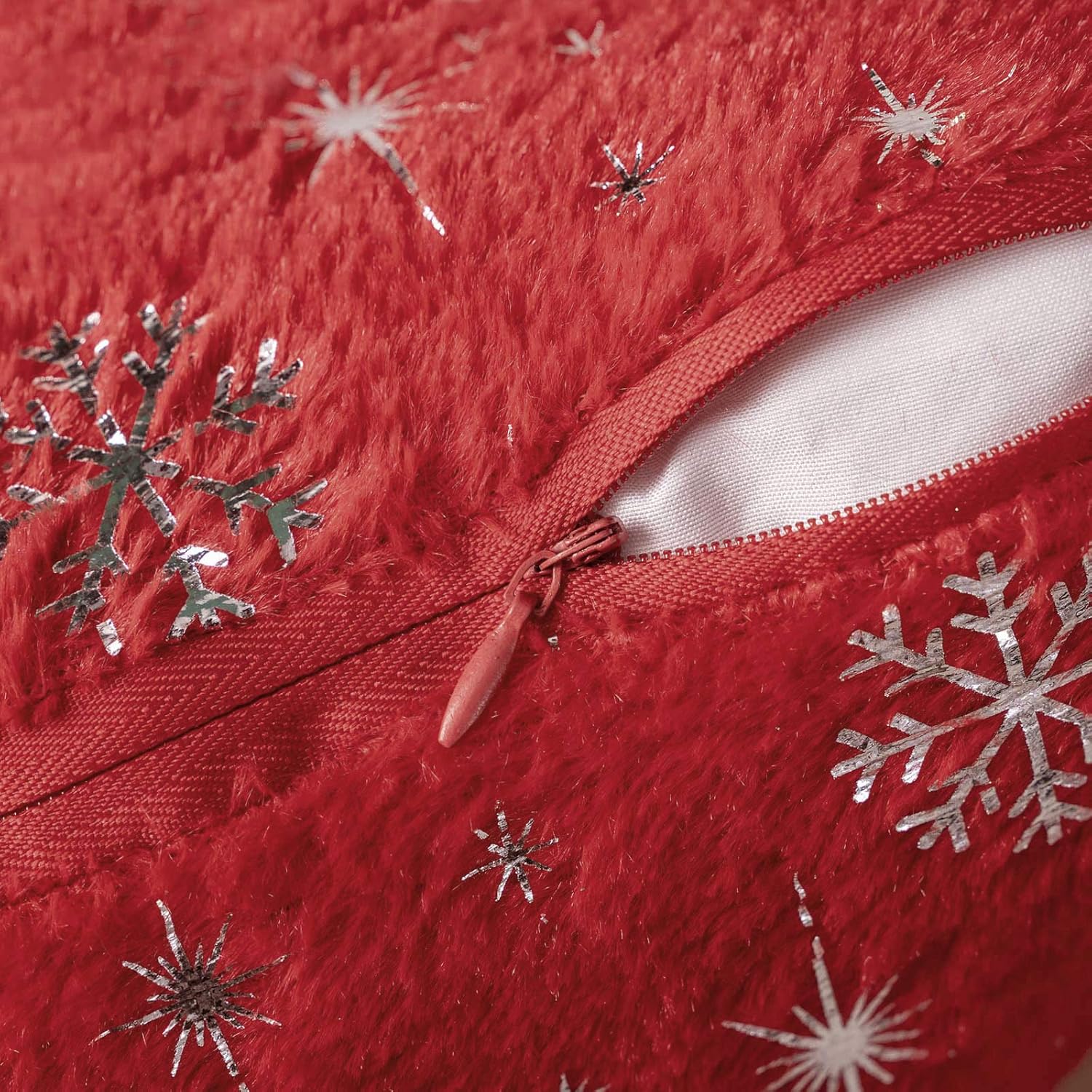 Set di 2 federe per cuscini (50x50 cm, rosso) in pelliccia sintetica natalizia, in morbido poliestere, con motivi decorativi lucidi a forma di fiocchi - 3