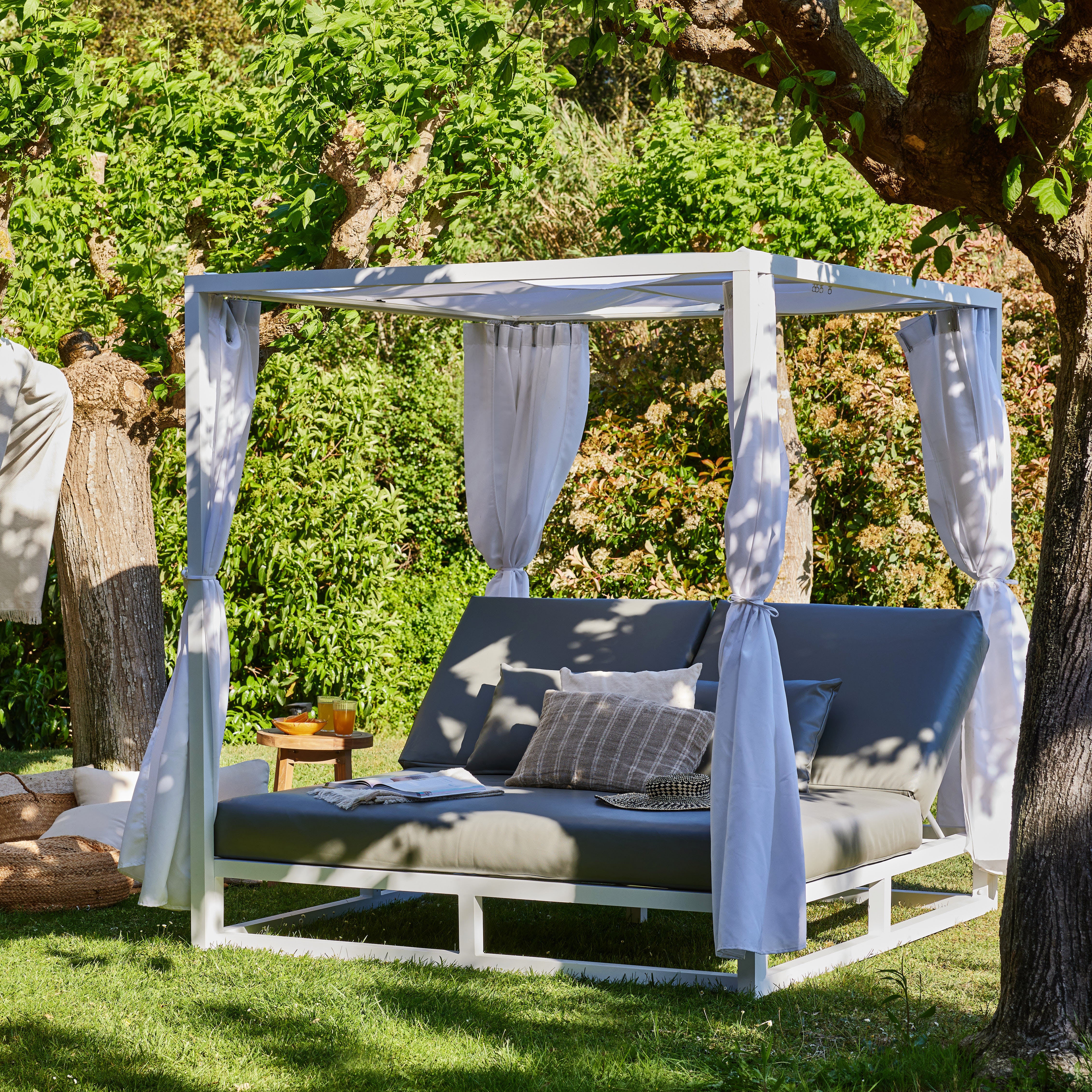 Cama balinesa em alumínio branco e almofadas cinzentas - Balinese - 2