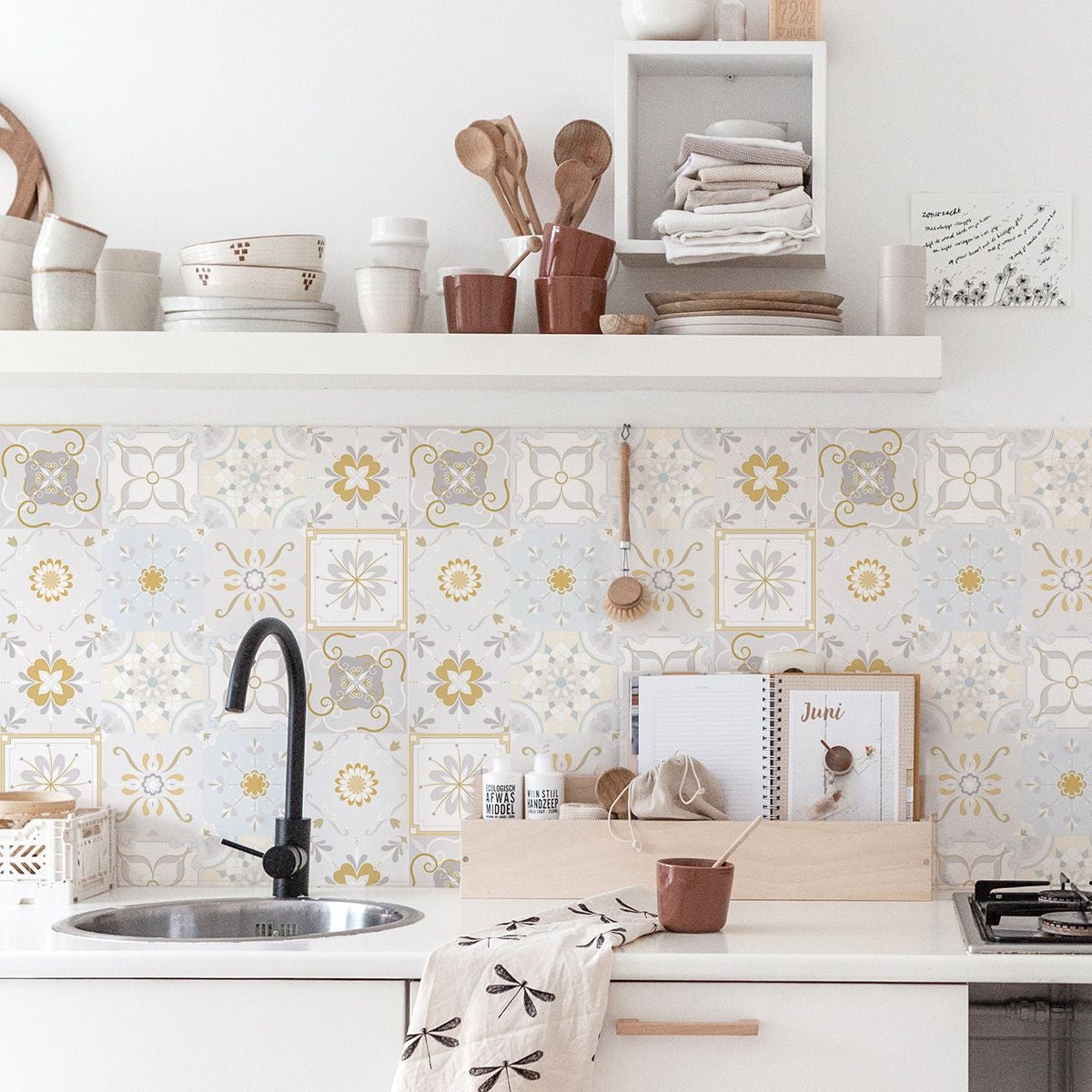 Papel adhesivo para cocina azulejos gris y mostaza lavable y removible - 1 rollo 50x300 cm - decochic