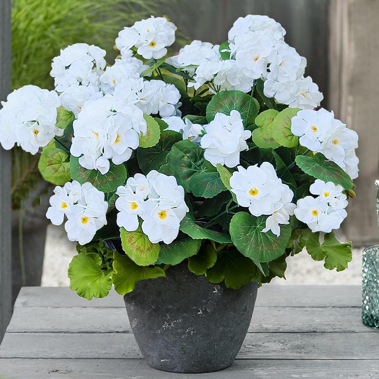 Paquete de 4 geranios de seda anti-UV, flores artificiales y plantas verdes para decoración de jardín y boda, blanco, 35 cm - 3