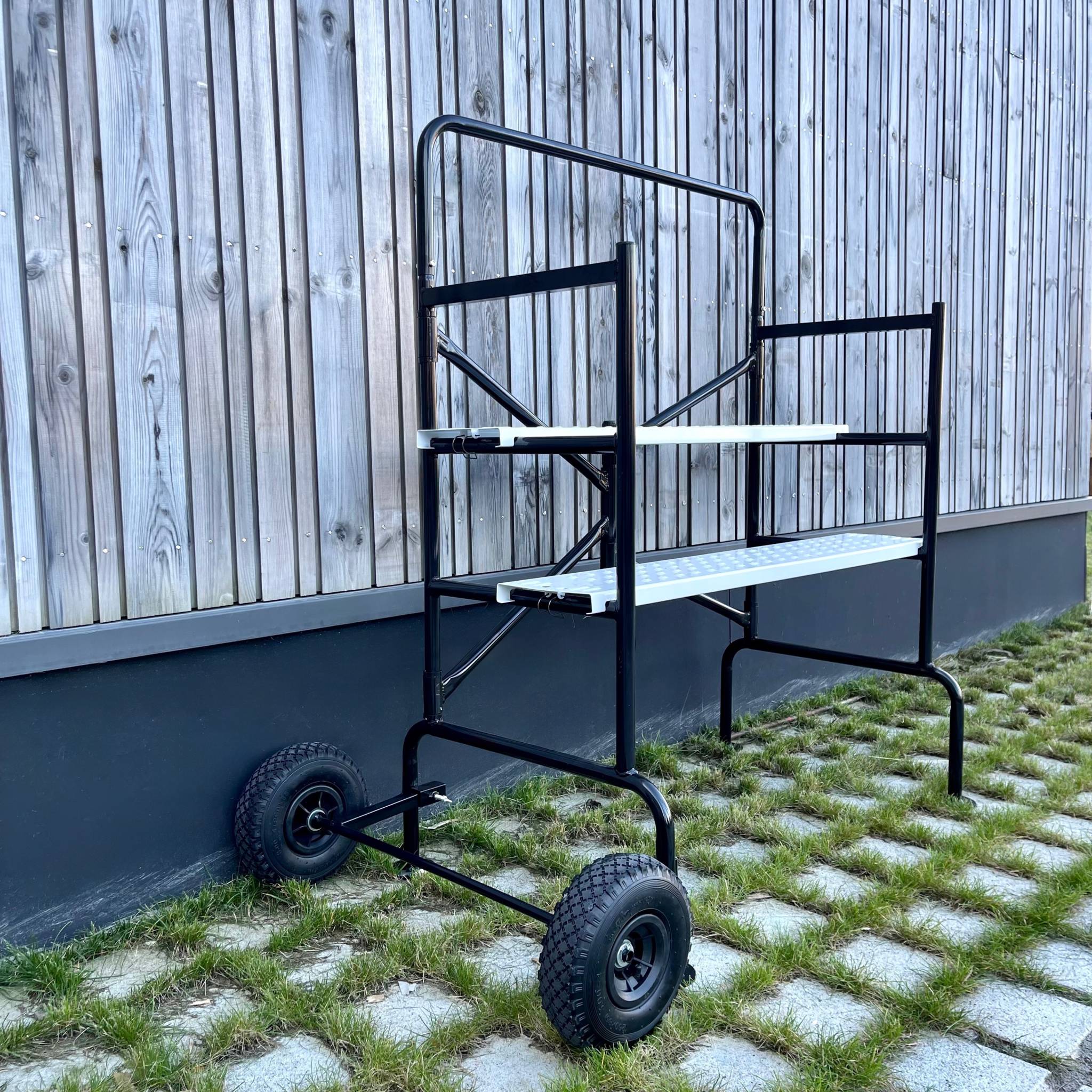 Echafaudage roulant et pliant sur deux niveaux - mobile. 2 roues. L140x l78 x H135cm ouvert. poids supporté 150 kgs - 3