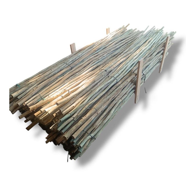 Une palette (148 piquets) de poteaux en eucalyptus traité Ø 5-7 cm x 2,40 m