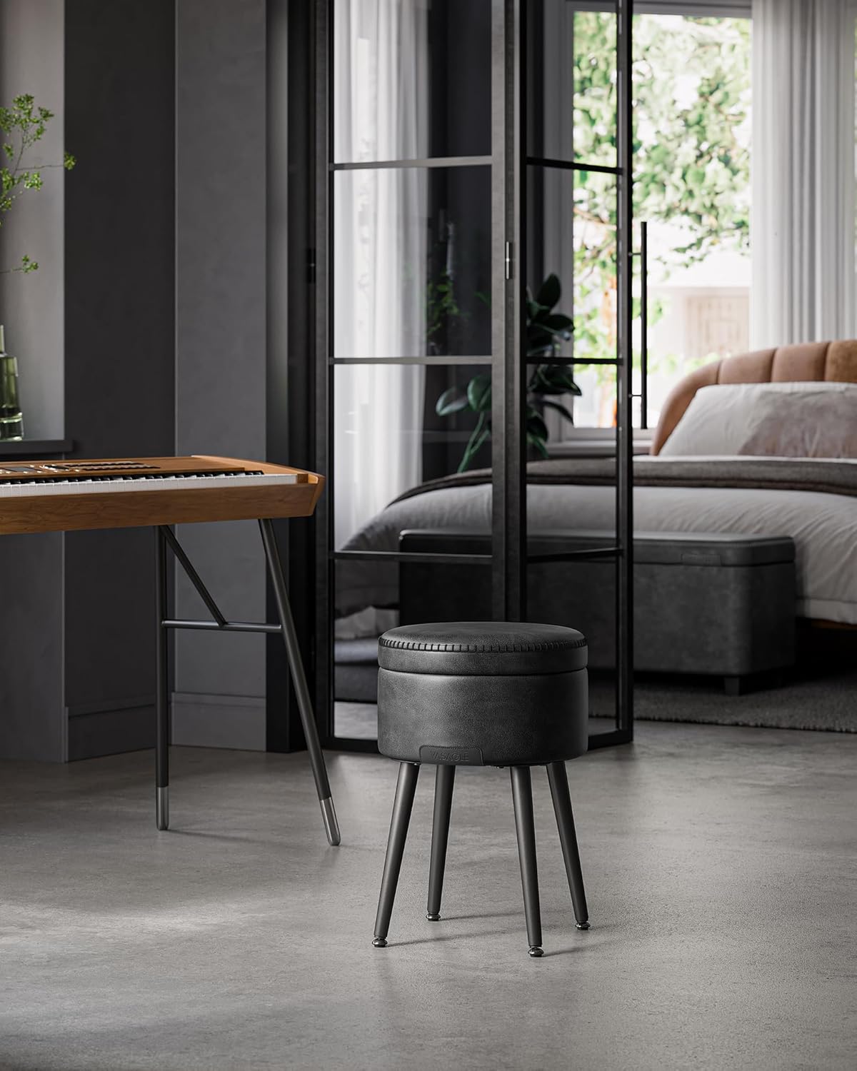 Relaxdays Sgabello Pouf Rotondo In Morbido Pelo Nero - Poggiapiedi Imbottito Con Gambe In Acciaio, H 41 X D 37 Cm