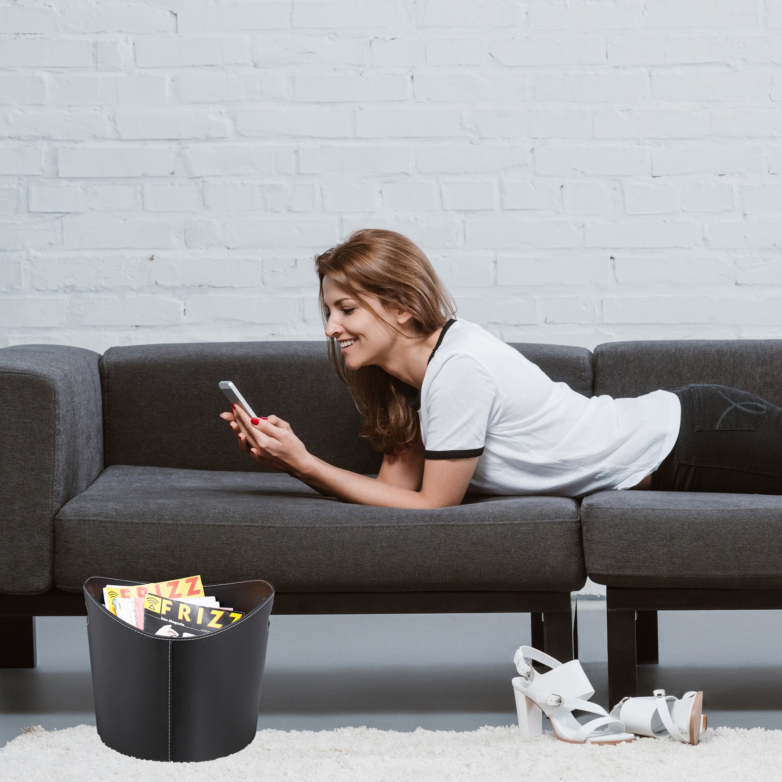 Relaxdays Panier à bûches L, Range bois de cheminée, Porte-revues porte-journaux similicuir, noir - 2