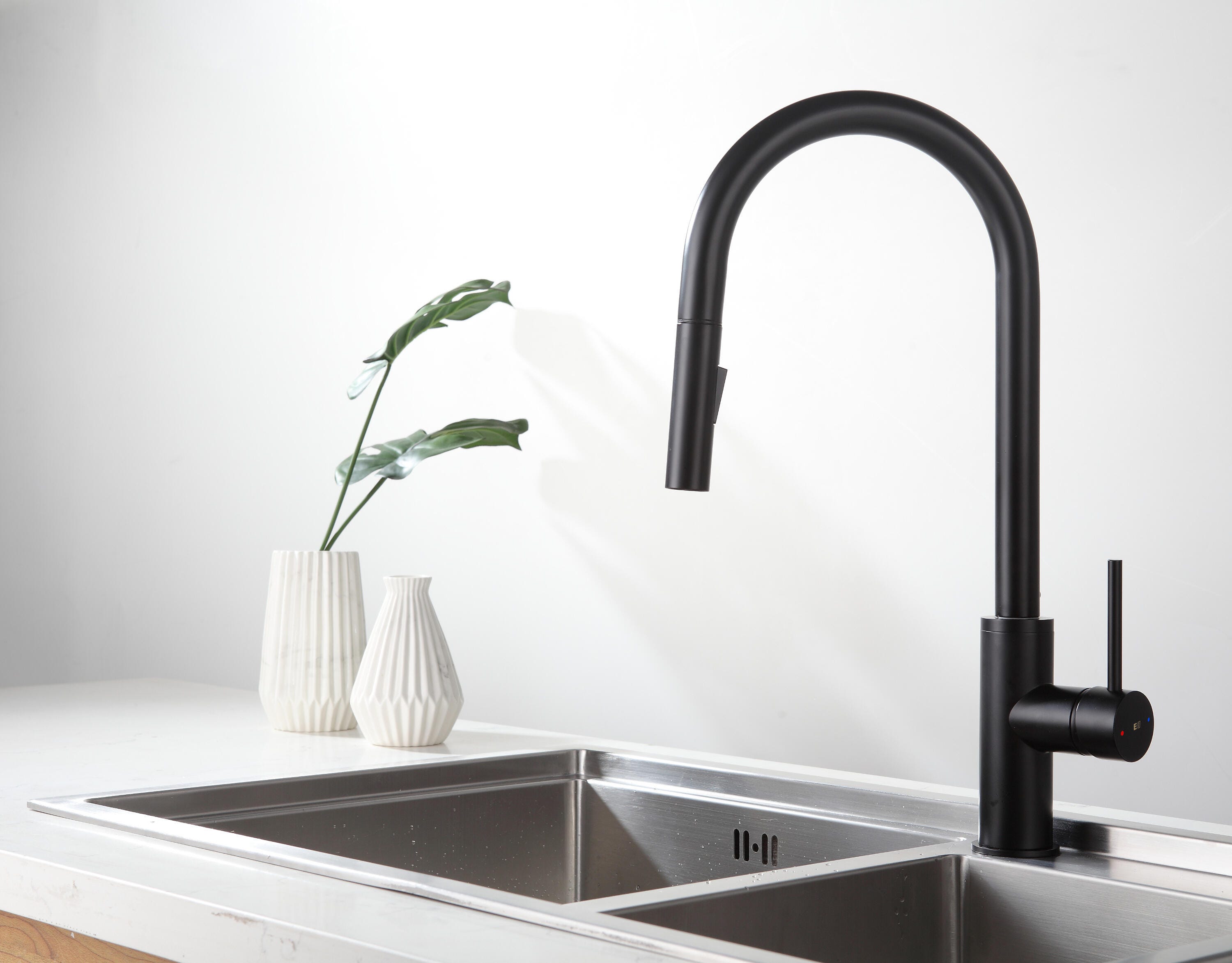 Bateria kuchenna z wyciąganą wylewką czarna ESSEBAGNO Foga - 4