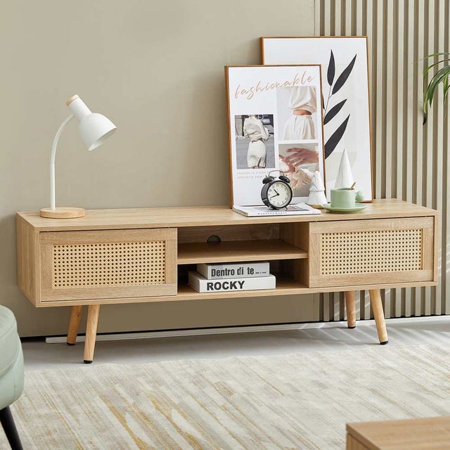 Szafka RTV rattanowa 140 cm z drzwiami przesuwnymi, regulowanymi półkami, lite drewno nogi, nowoczesny design do salonu, przechowywanie