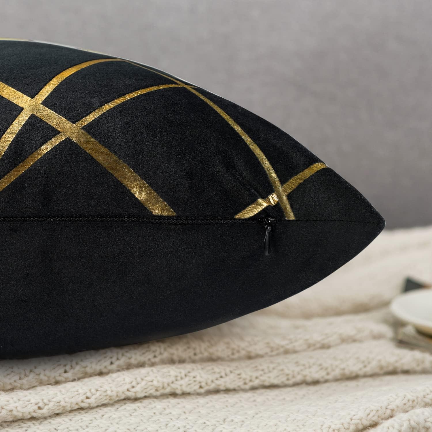Housse de Coussin en Velours 45x45 cm, Noir avec Lignes Dorées Géométriques, Lot de 2, Décoration Moderne pour Canapé et Salon - 4