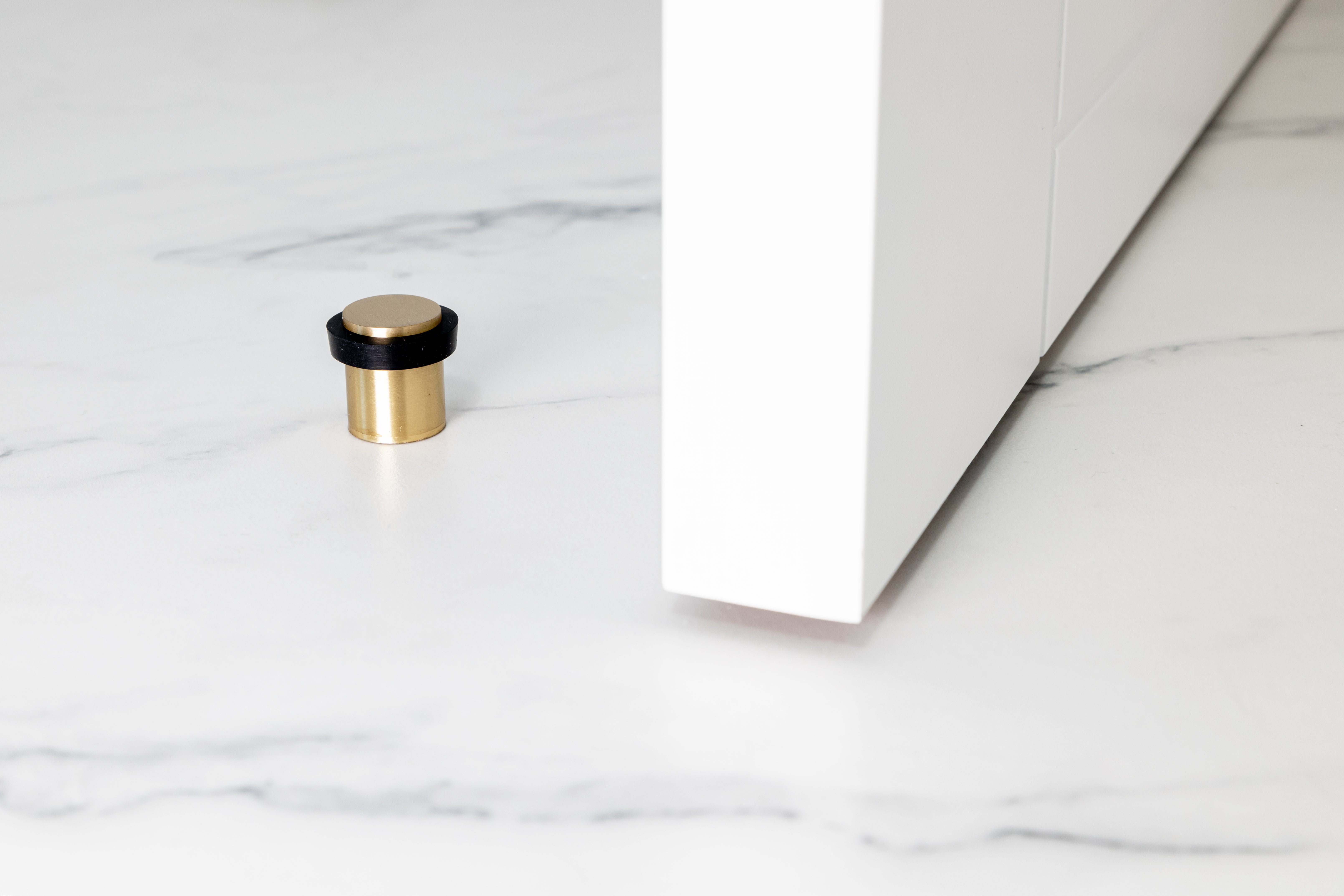 Lot de 4 butées de sol 20 x 25 mm, laiton avec caoutchouc de protection noir, à visser, EVI Herrajes - 2